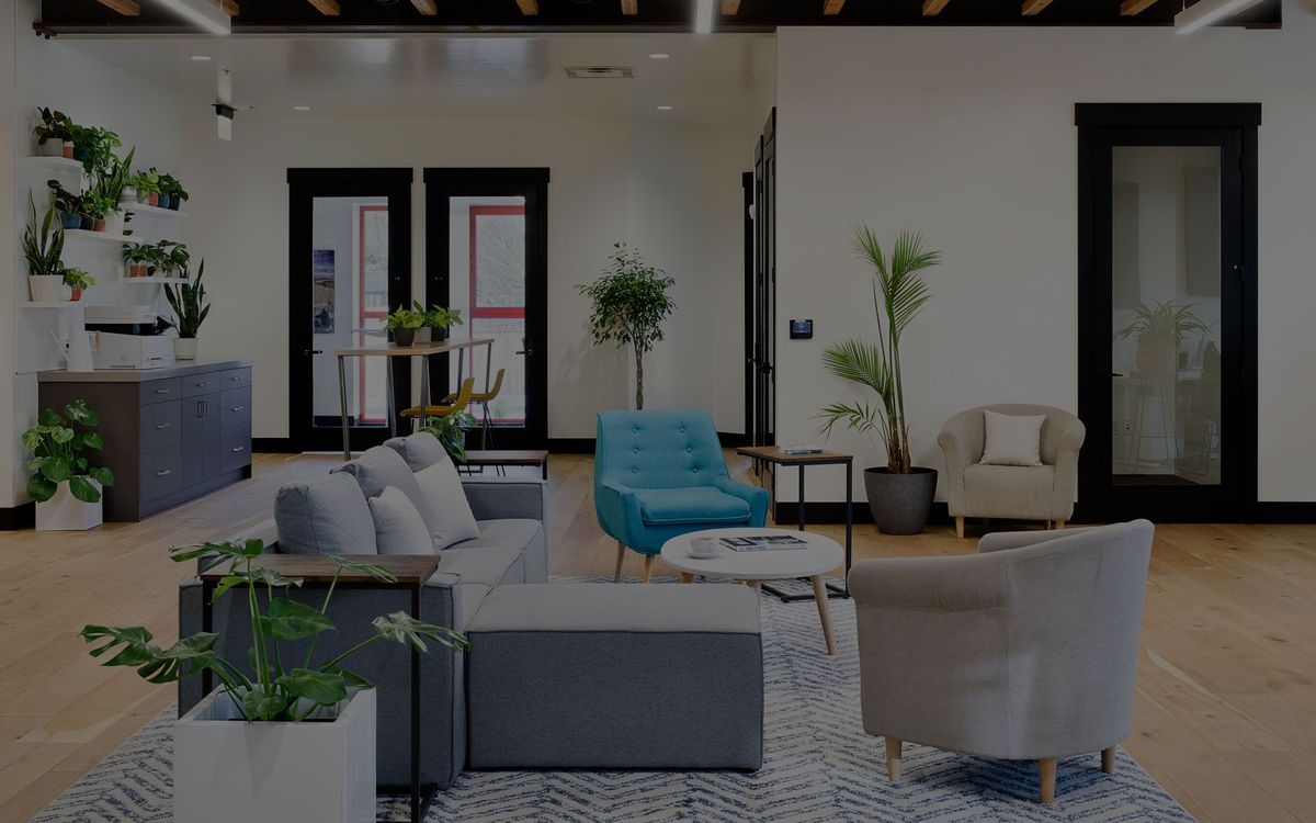 Open lounge seating in the hotdesk area
